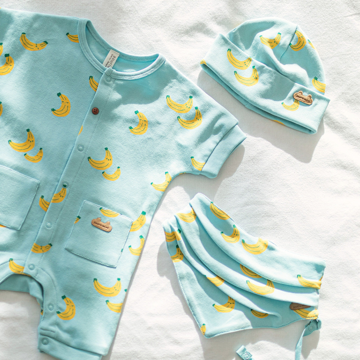 Pyjama bleu à motifs de bananes, naissance