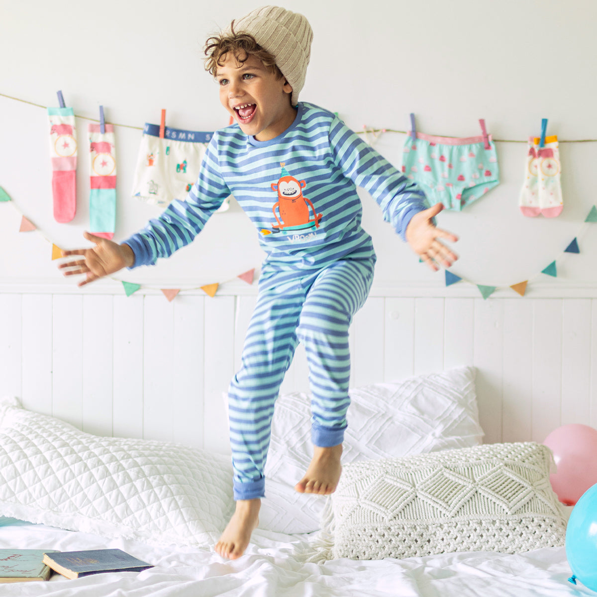 Photo d'un enfant portant le pyjama deux pièces bleu à rayures, enfant