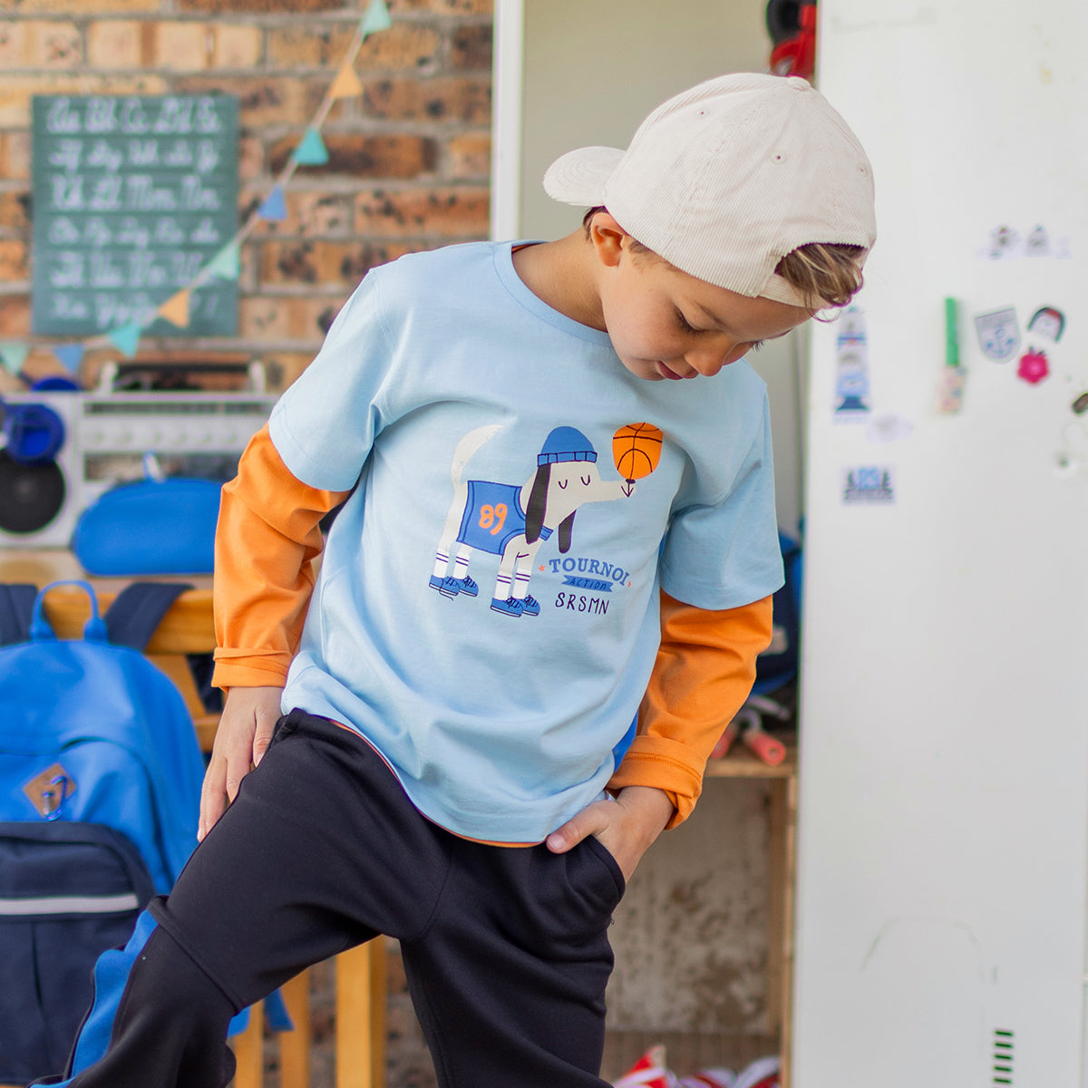 Photo d'un enfant portant le t-shirt bleu avec illustration, enfant