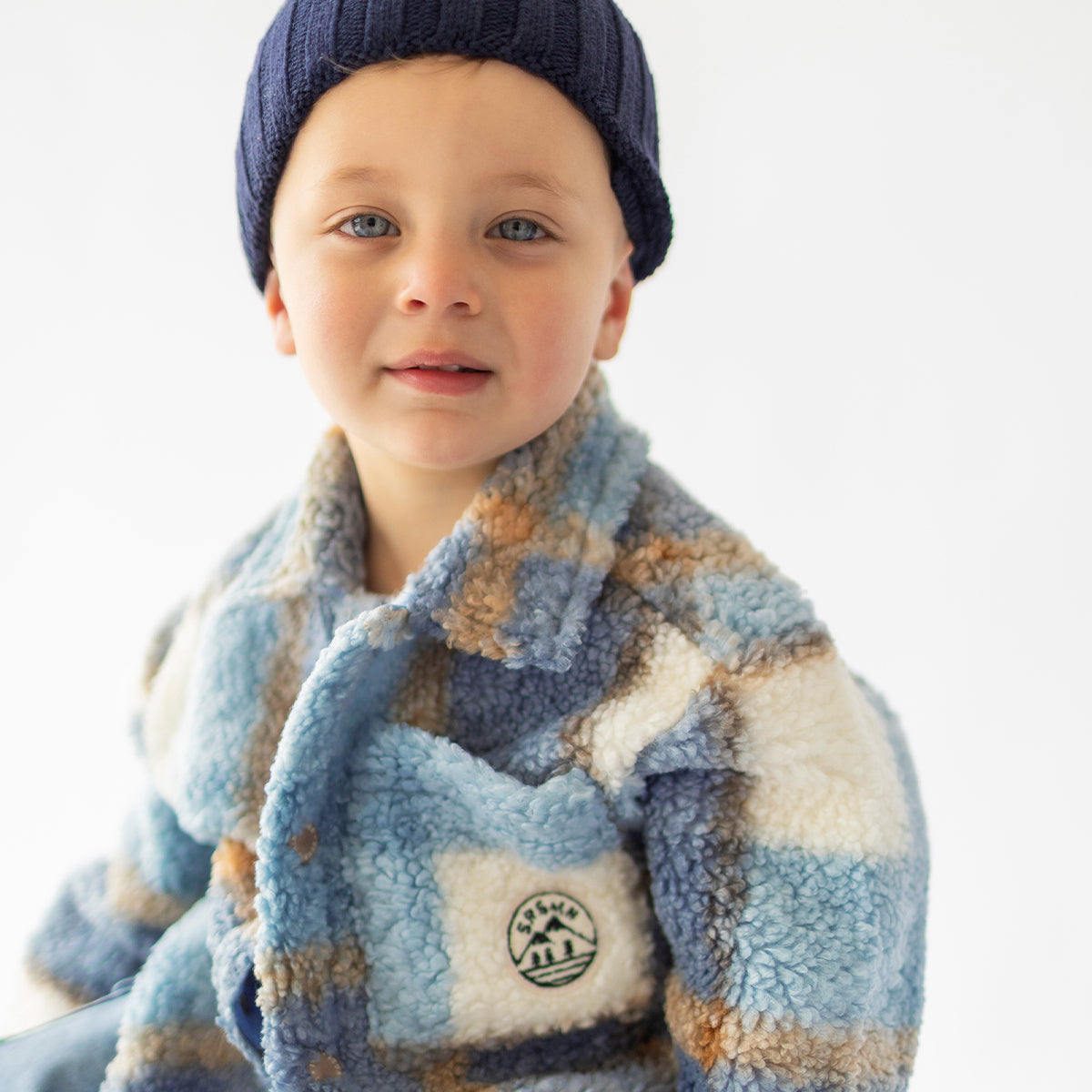 Photo d'un bébé portant la surchemise bleue à carreaux, bébé