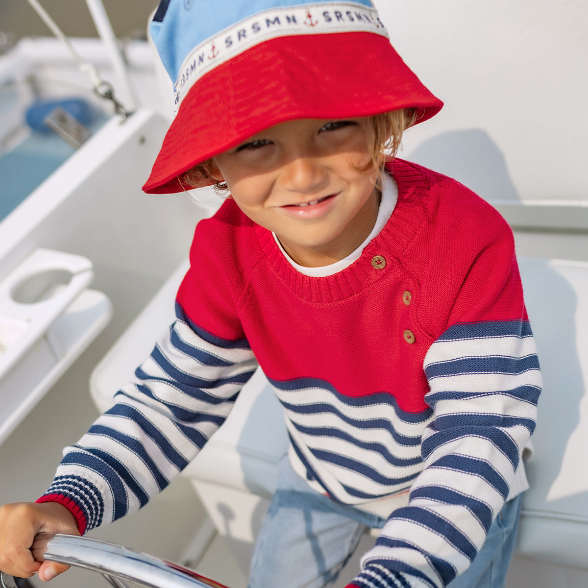 Photo d'un enfant portant le chapeau de soleil rouge, bleu et crème en twill, enfant