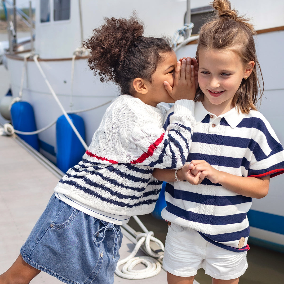Look de la robe tunique crème et bleue à rayures, enfant
