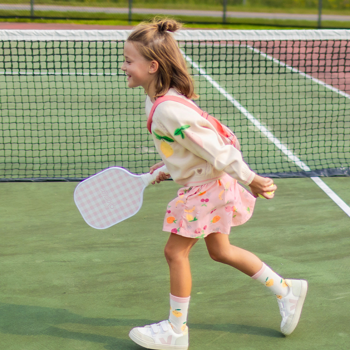 Photo d'un enfant portant la jupe-short fluide rose en viscose à motif, enfant