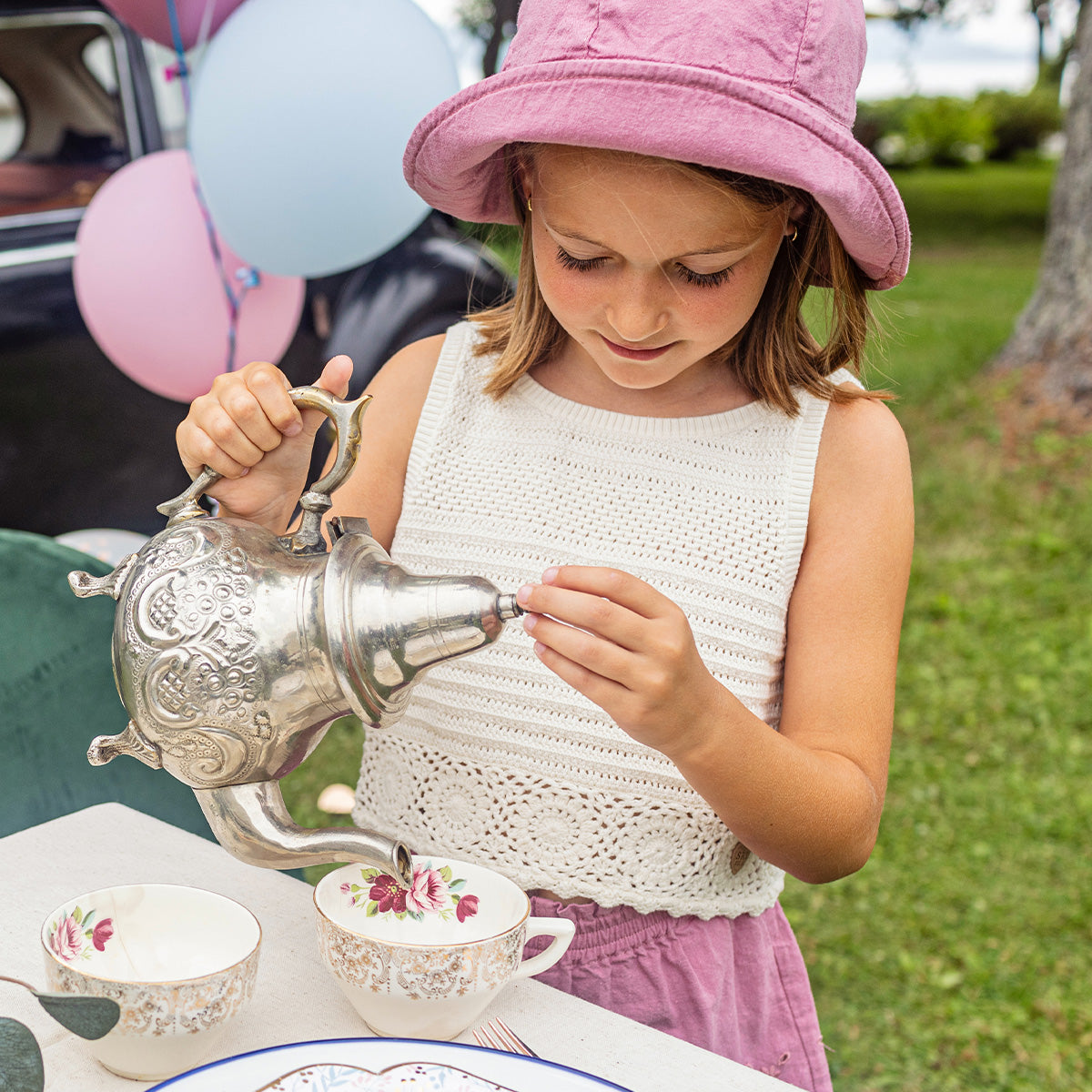 Photo d'un enfant portant la camisole crème en tricot crocheté, enfant