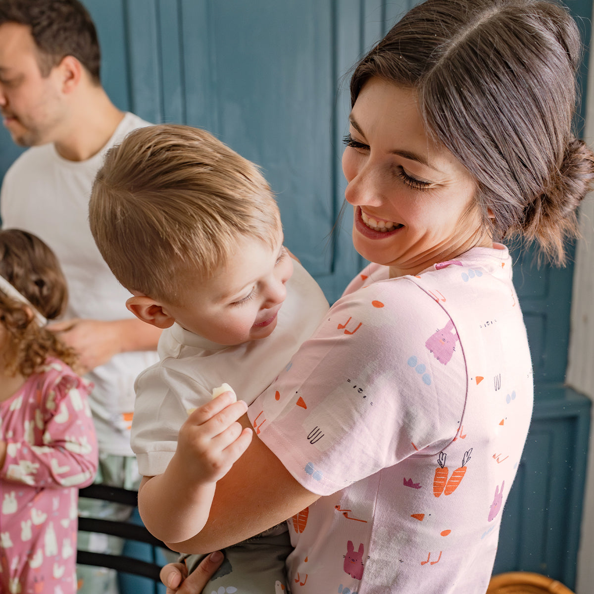 Photo d'une femme portant le haut de pyjama rose à motifs de Pâques, adulte