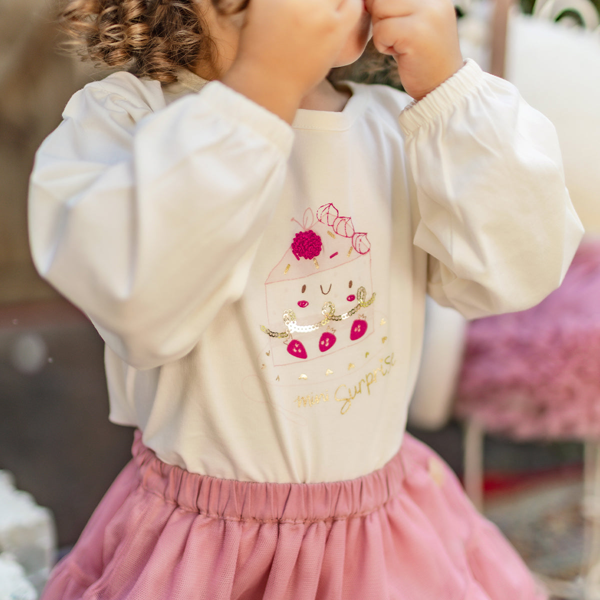 Photo d'un bébé portant le t-shirt crème avec illustration, bébé