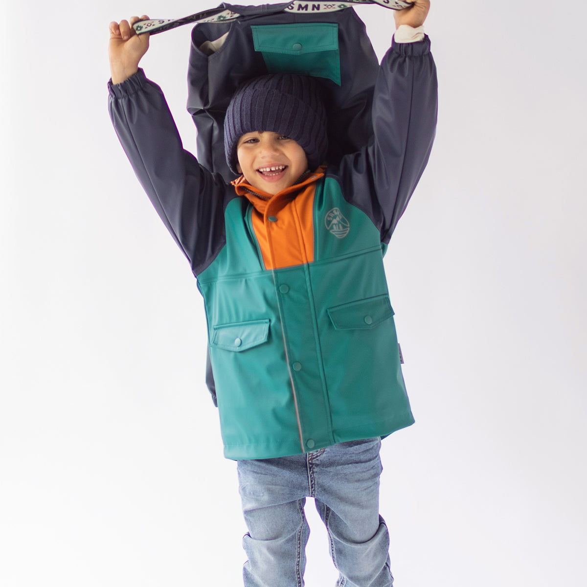 Photo d'un enfant présentant la salopette de pluie bleu marine, enfant