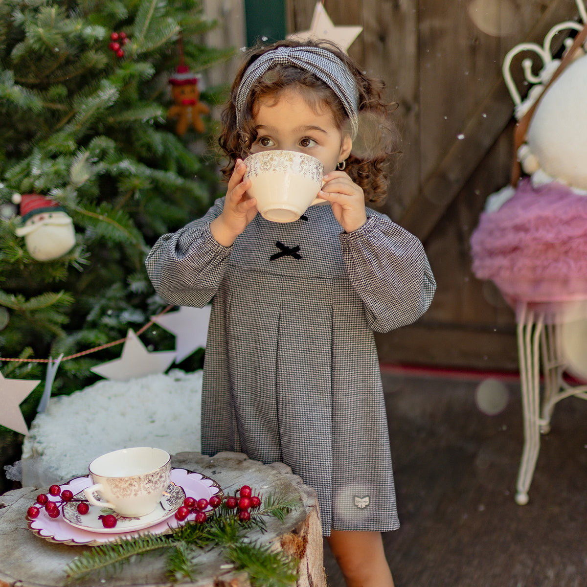 Photo d'un bébé portant la robe à motif pied-de-poule, bébé