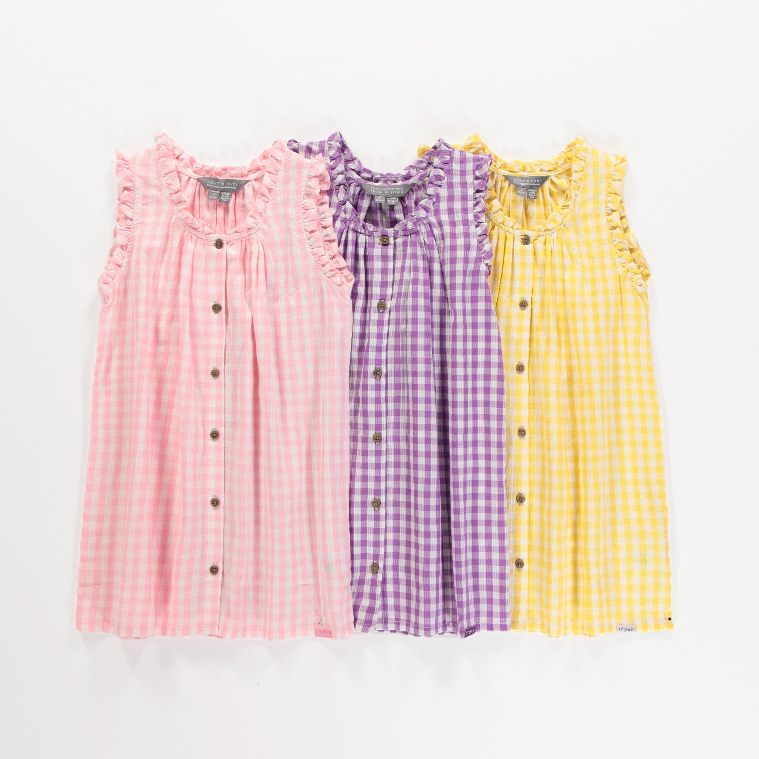 Look de la robe à bretelles larges rose et blanche à carreaux en seersucker, enfant