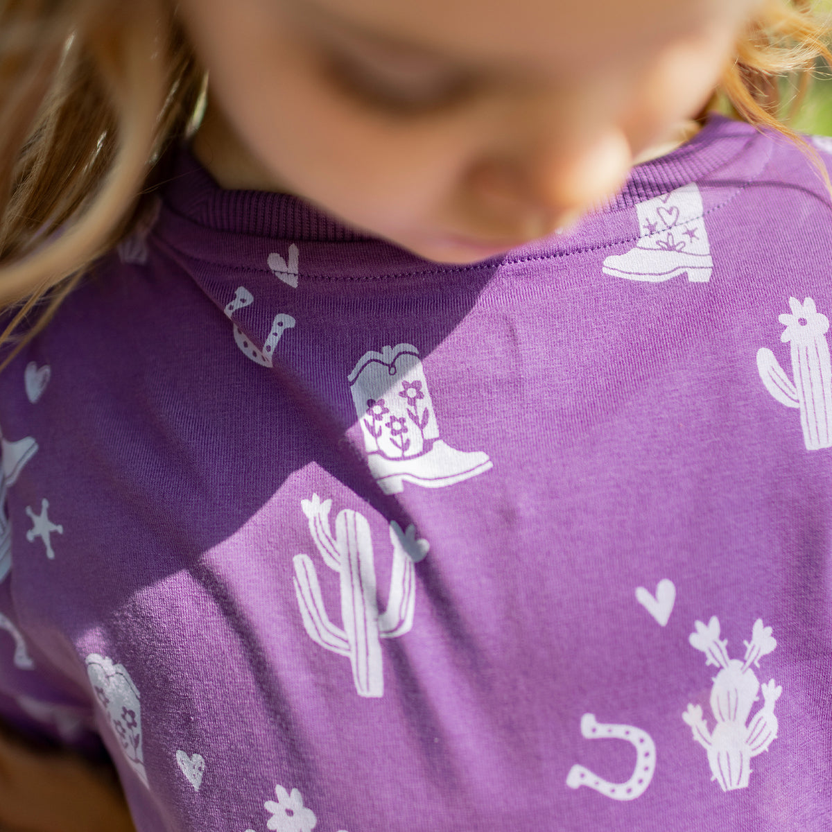 Zoom détails de la robe mauve à motifs western, enfant