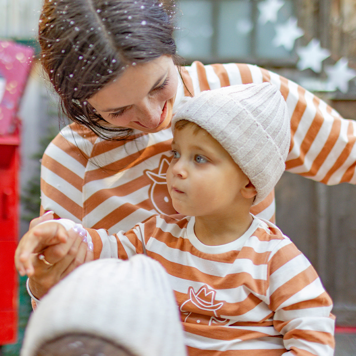 Photo d'un enfant portant le pyjama deux pièces crème à rayures et motifs pain d’épices, bébé