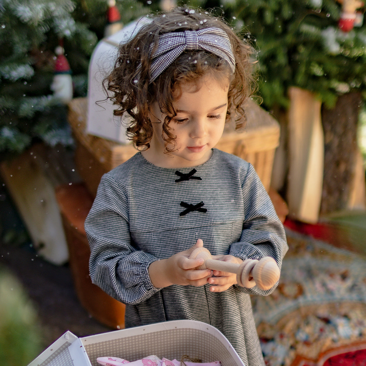 Photo d'un bébé portant la robe à motif pied-de-poule, bébé