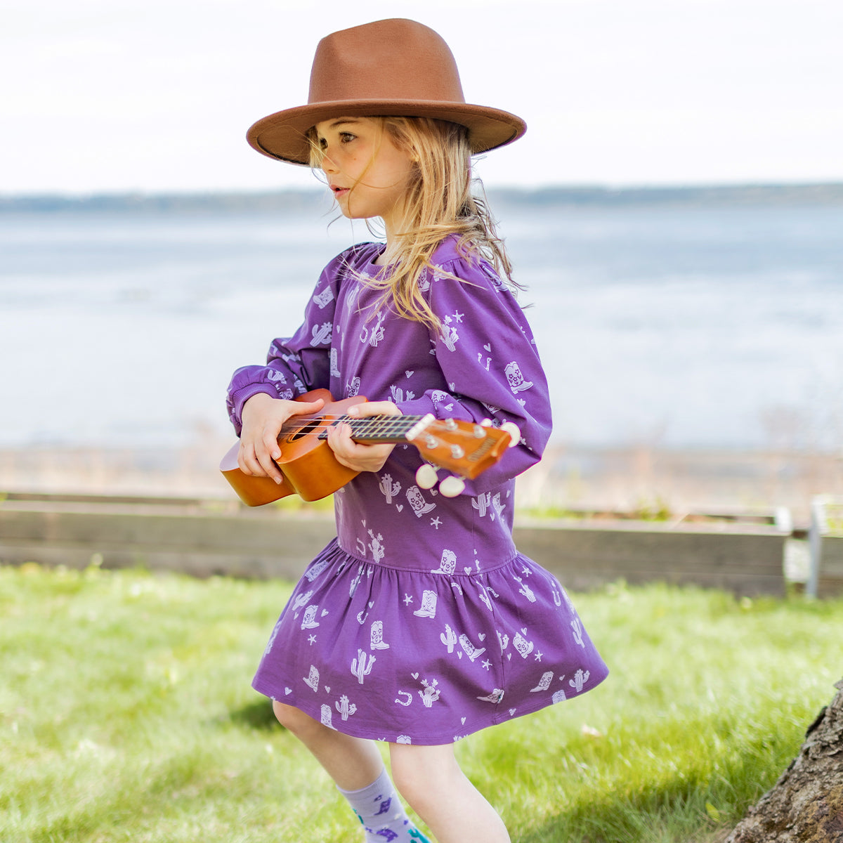 Photo d'un enfant portant la robe mauve à motifs western, enfant