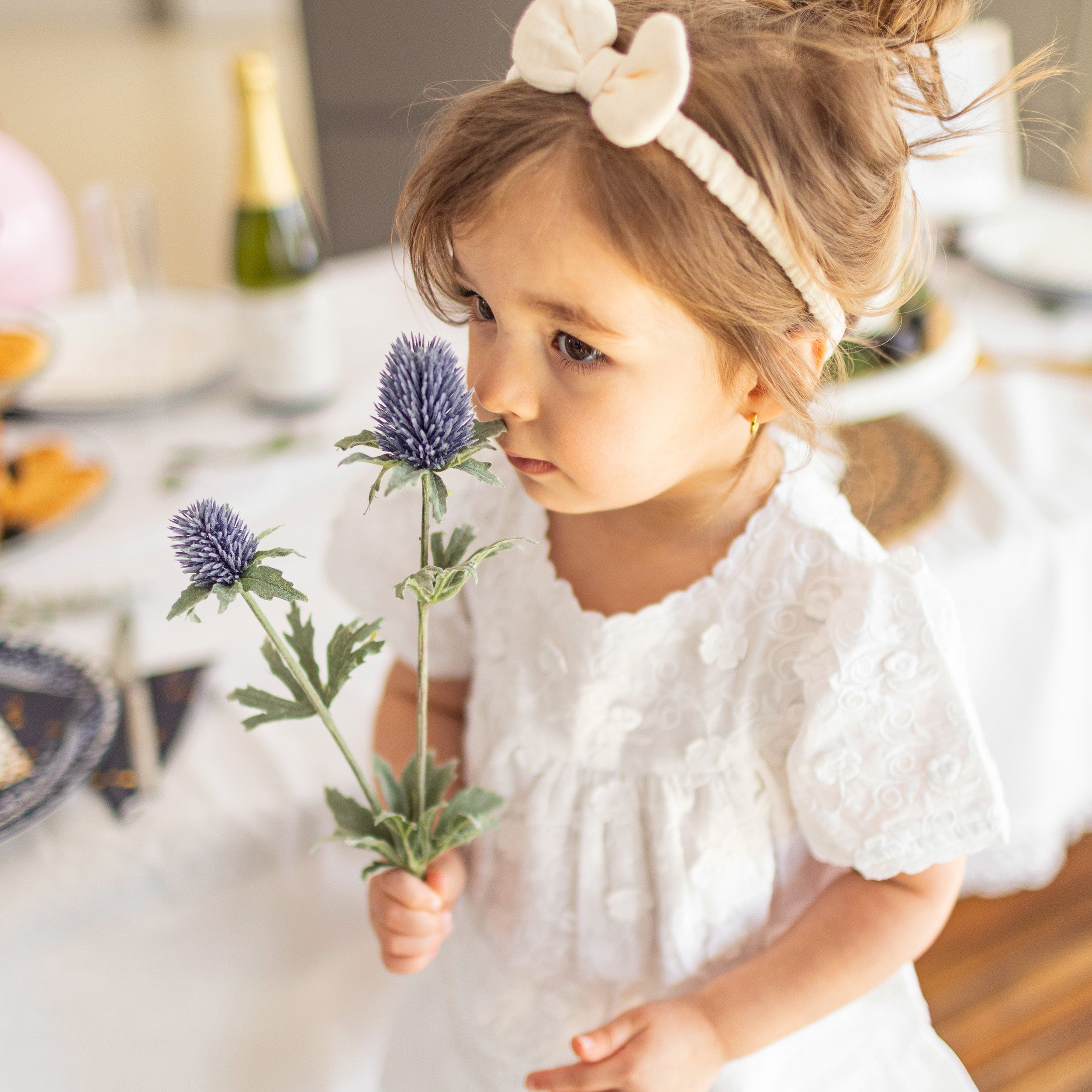 Look avec le bandeau crème élastique avec une boucle, bébé