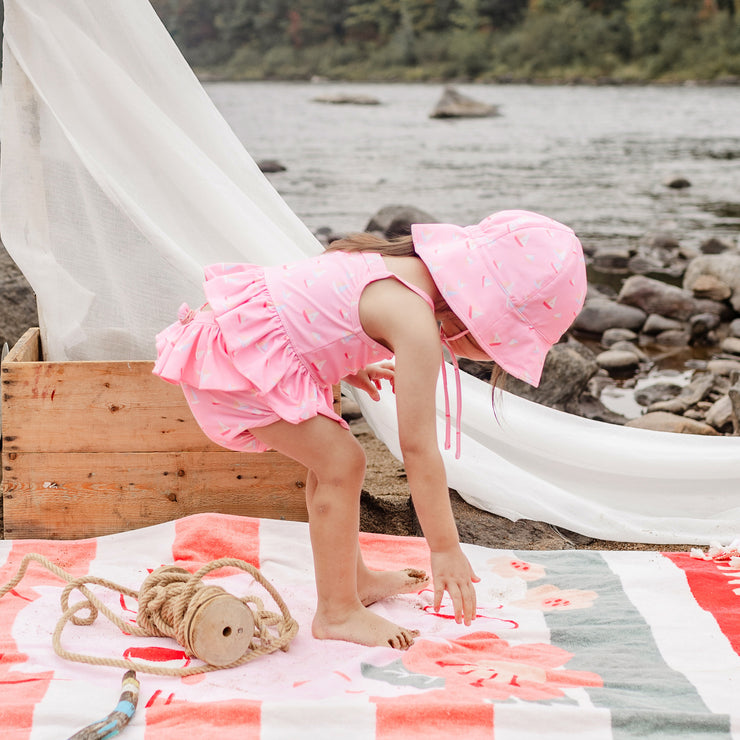 Chapeau de soleil rose pâle à motif de voiliers, bébé || Light pink bucket hat with sailboat print, baby
