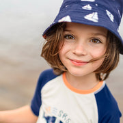 Chapeau de soleil marine réversible à motif de voiliers, enfant || Navy reversible bucket hat with sailboat print, child