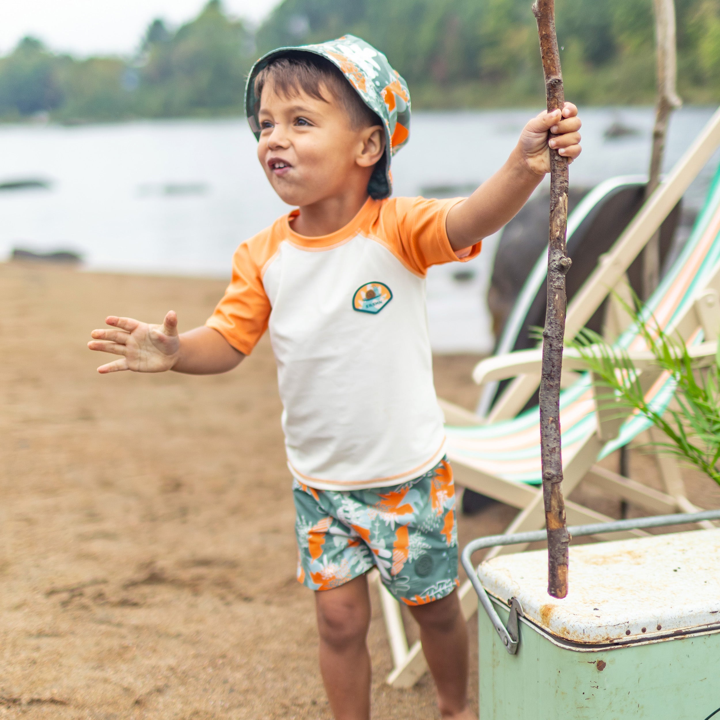 Look du t-shirt de bain à manches courtes crème et orange, bébé