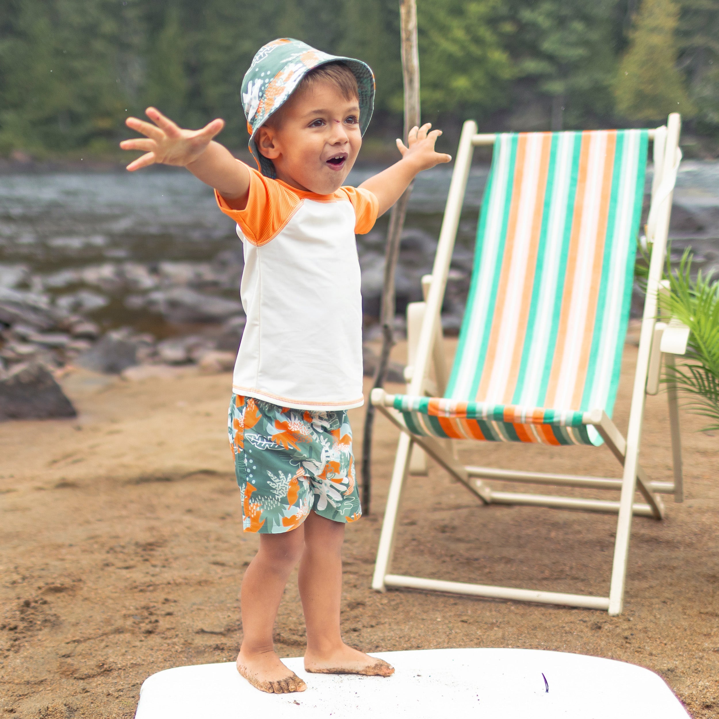 Look du t-shirt de bain à manches courtes crème et orange, bébé