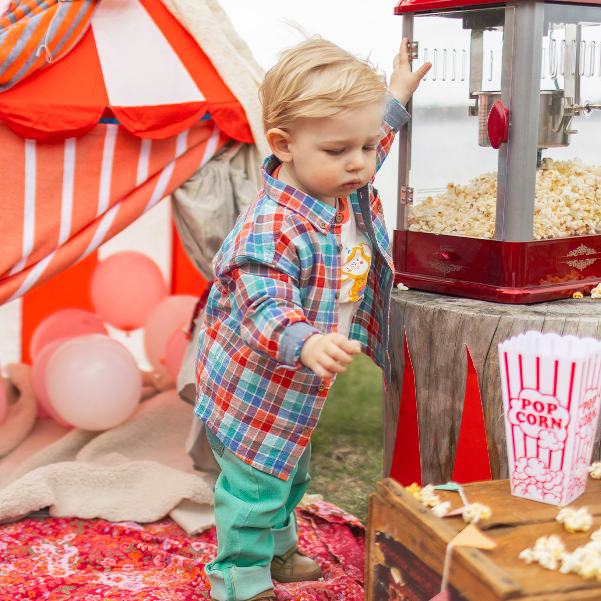 Photo d'un enfant portant le jean turquoise coupe régulière, bébé