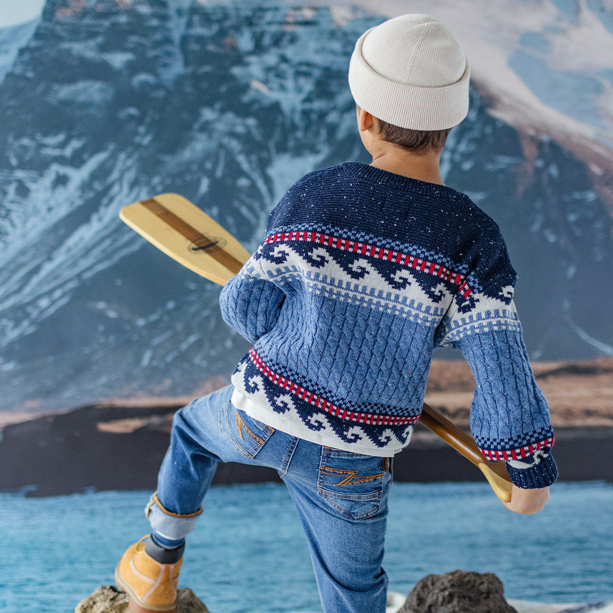 Photo de dos d'un enfant portant le chandail bleu en tricot torsadé, enfant