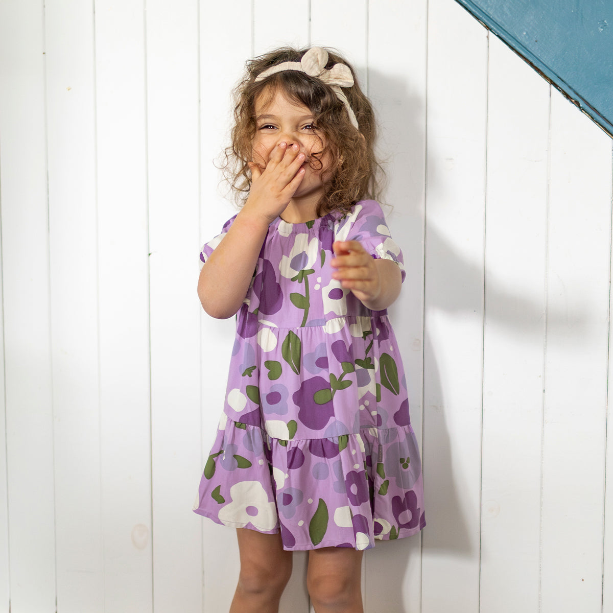Photo d'un enfant portant la robe mauve évasée en viscose à motifs de fleurs, bébé