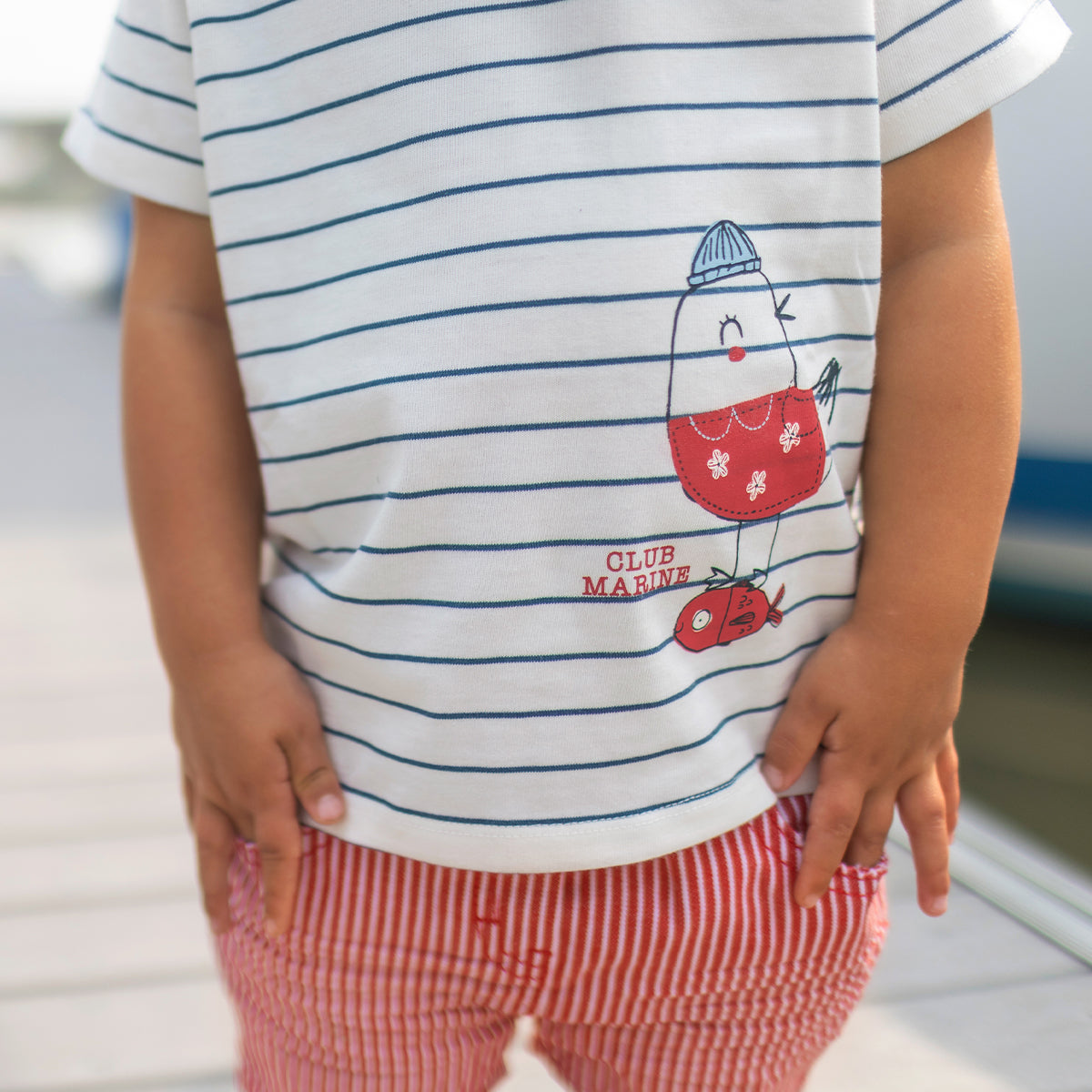 Détails du t-shirt crème à rayures et illustration, bébé
