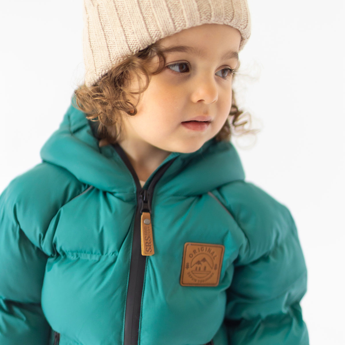 Photo d'un enfant portant le manteau doudoune turquoise, bébé