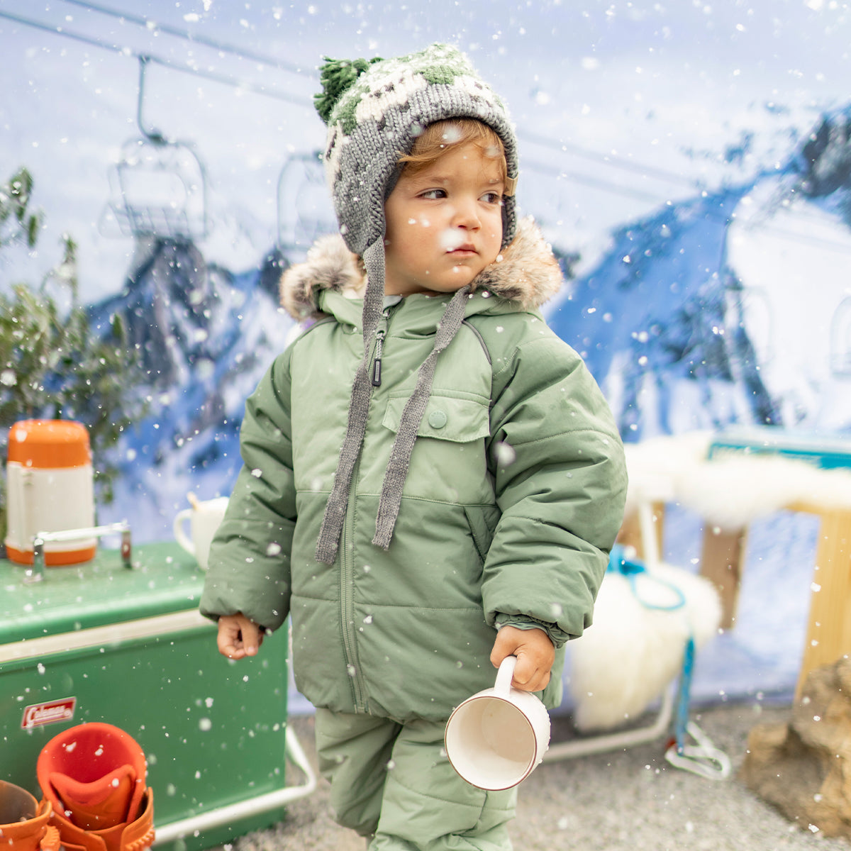 Photo d'un bébé portant l'habit de neige deux pièces vert, bébé