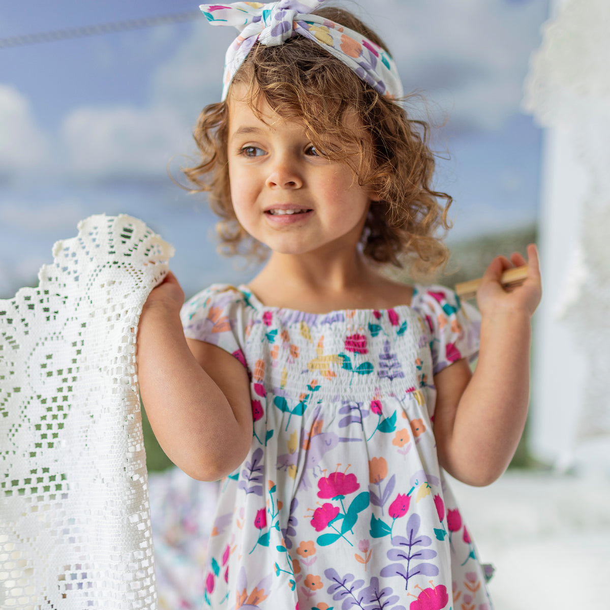 Look de la robe blanche en viscose à motifs de fleurs et colibris, bébé