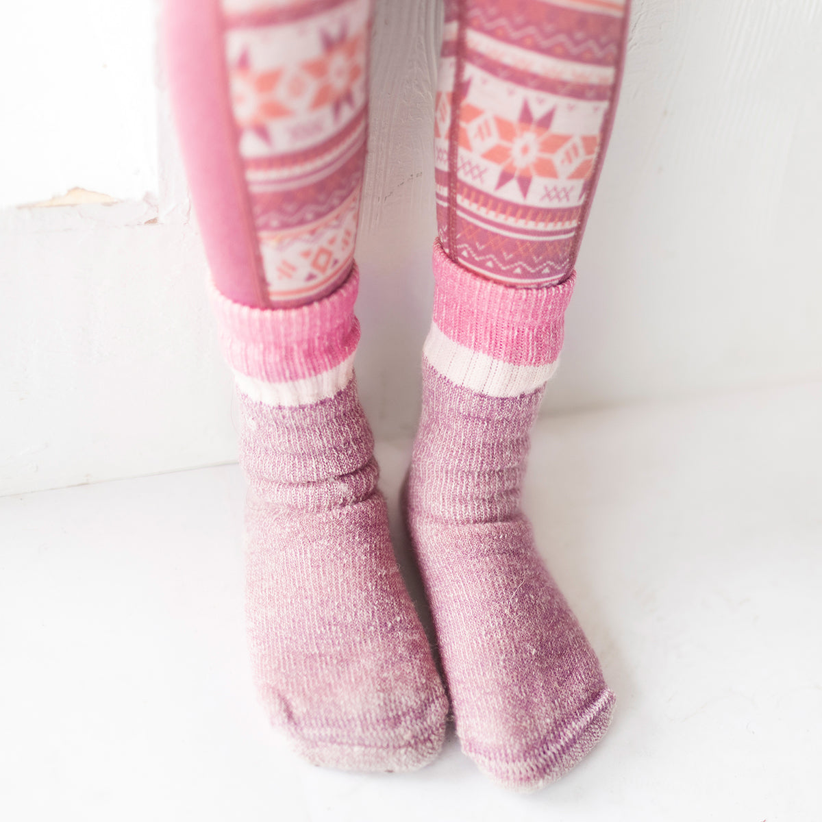 Photo d'un enfant portant les chaussettes roses en laine mérinos, enfant
