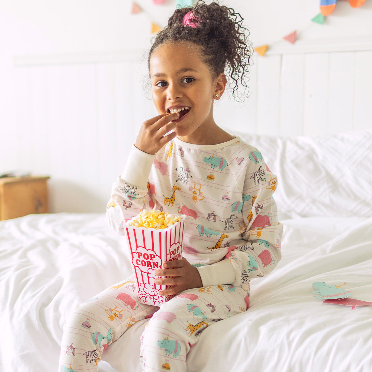 Photo d'un enfant portant le pyjama deux pièces crème à motifs d’animaux, enfant