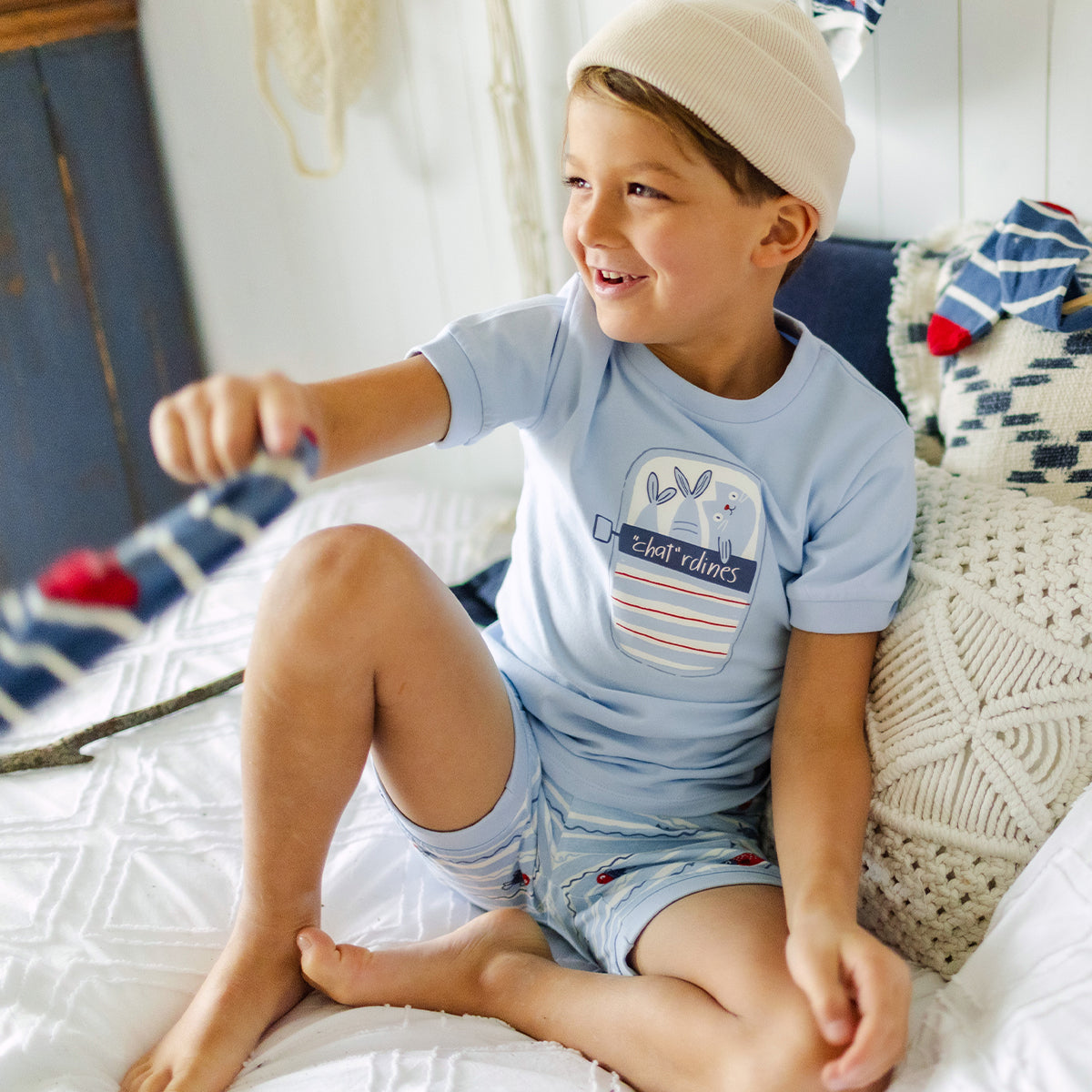 Look du pyjama deux pièces bleu avec illustration et motifs, enfant