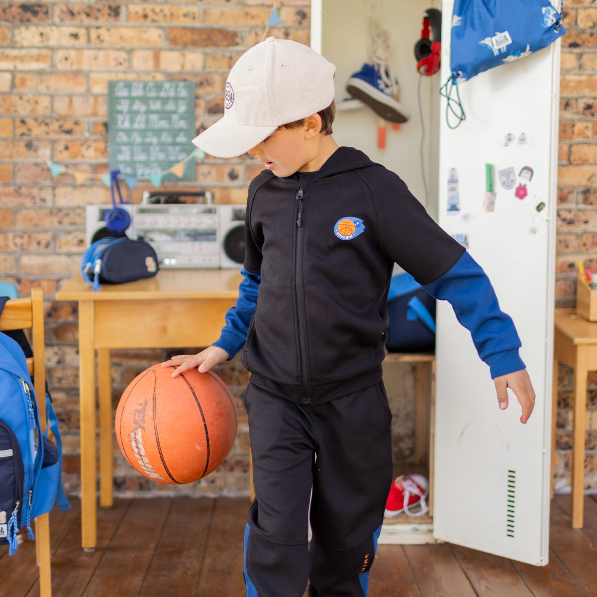 Photo d'un enfant qui porte la veste à capuchon noire, enfant