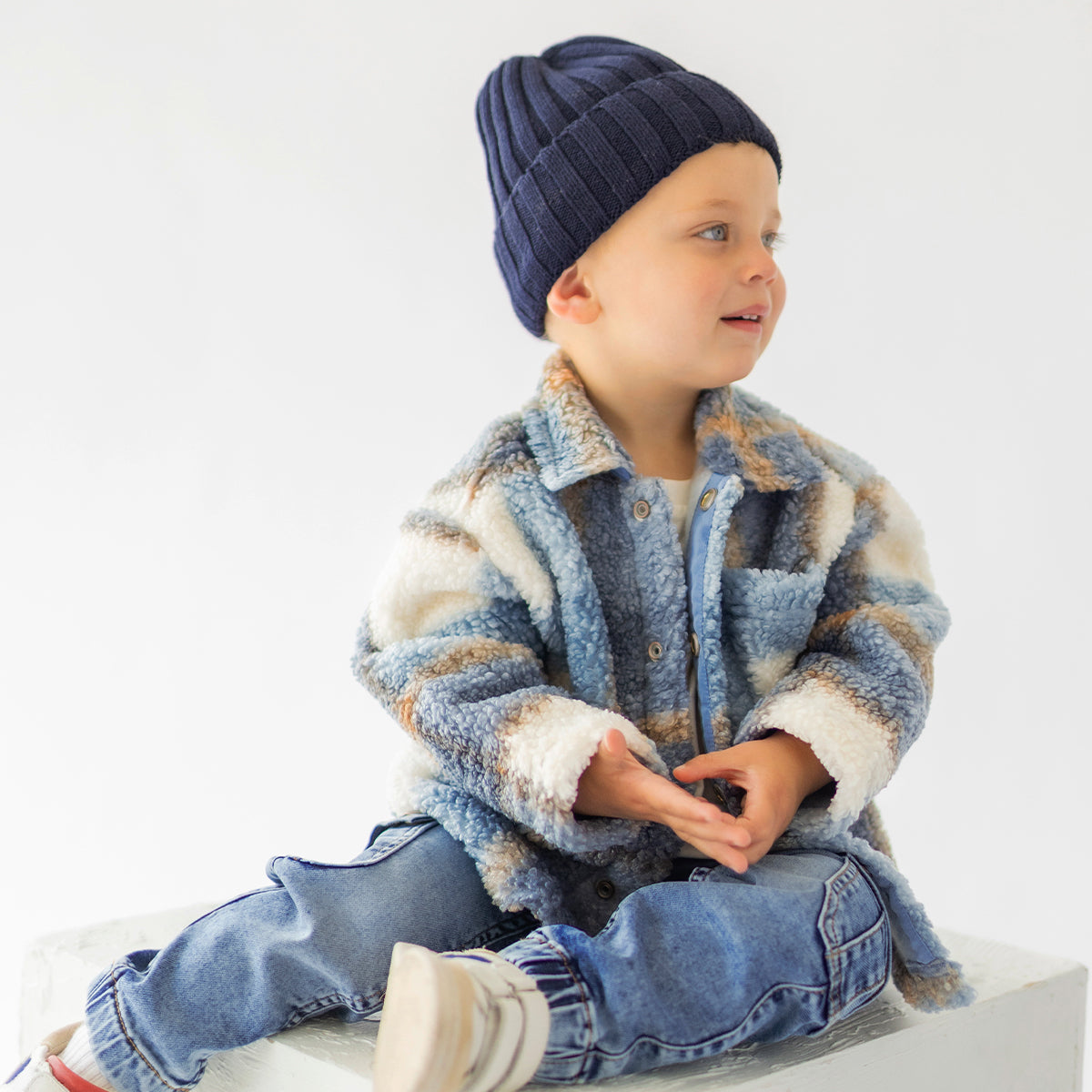 Photo d'un bébé portant la surchemise bleue à carreaux, bébé