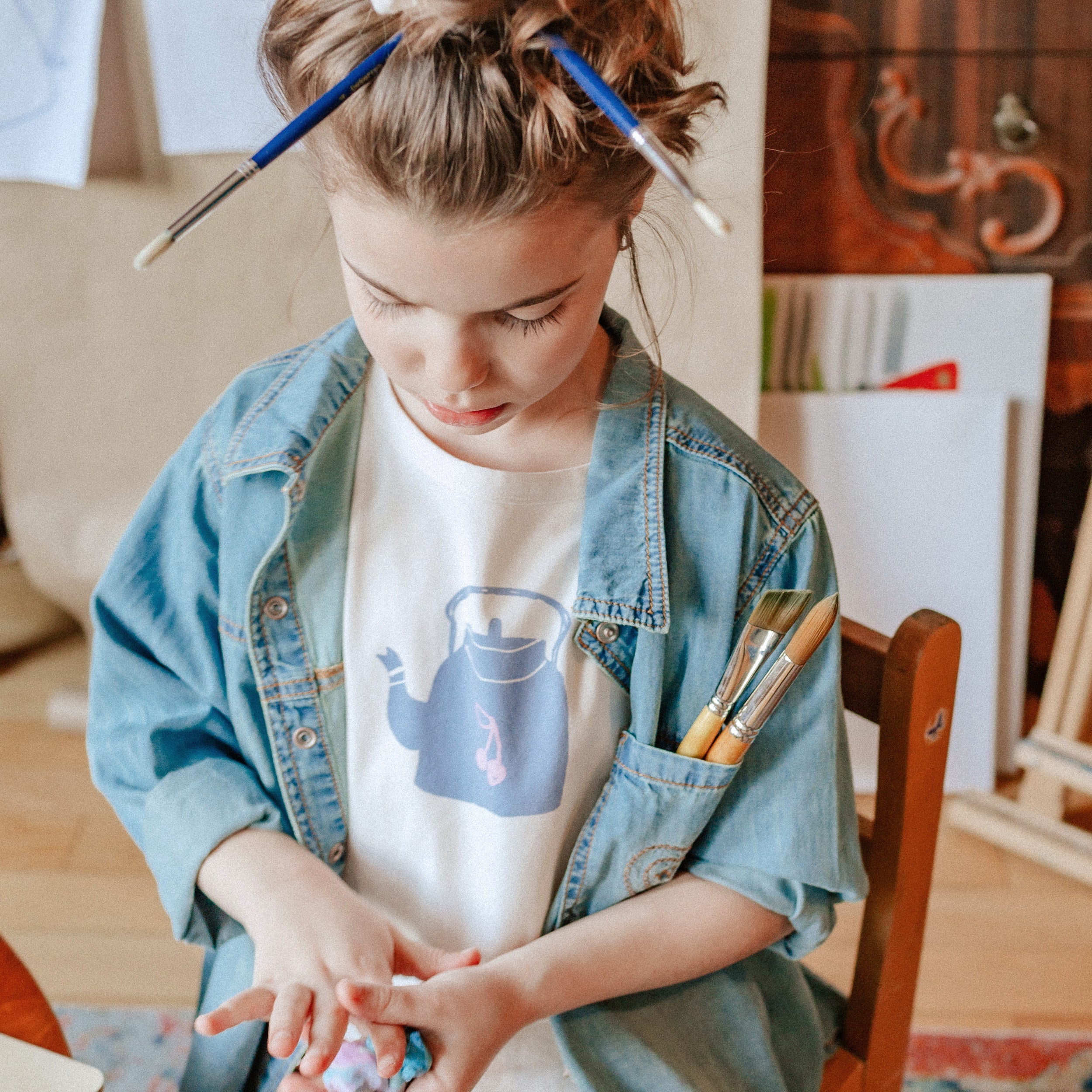 Photo d'un enfant portant le t-shirt ivoire à manches courtes en coton, enfant