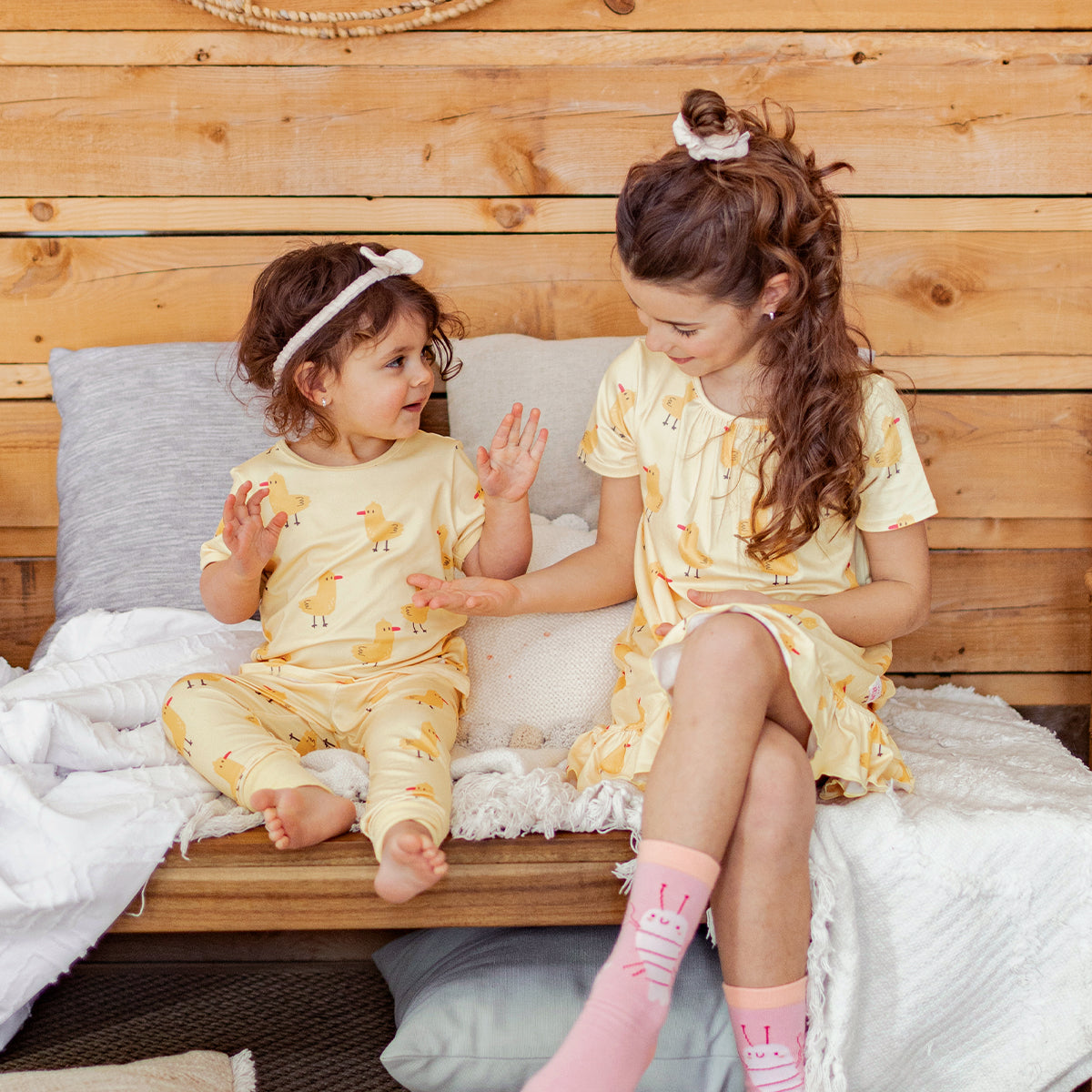 Pyjama deux pièces jaune en jersey extensible à motif de canards, bébé