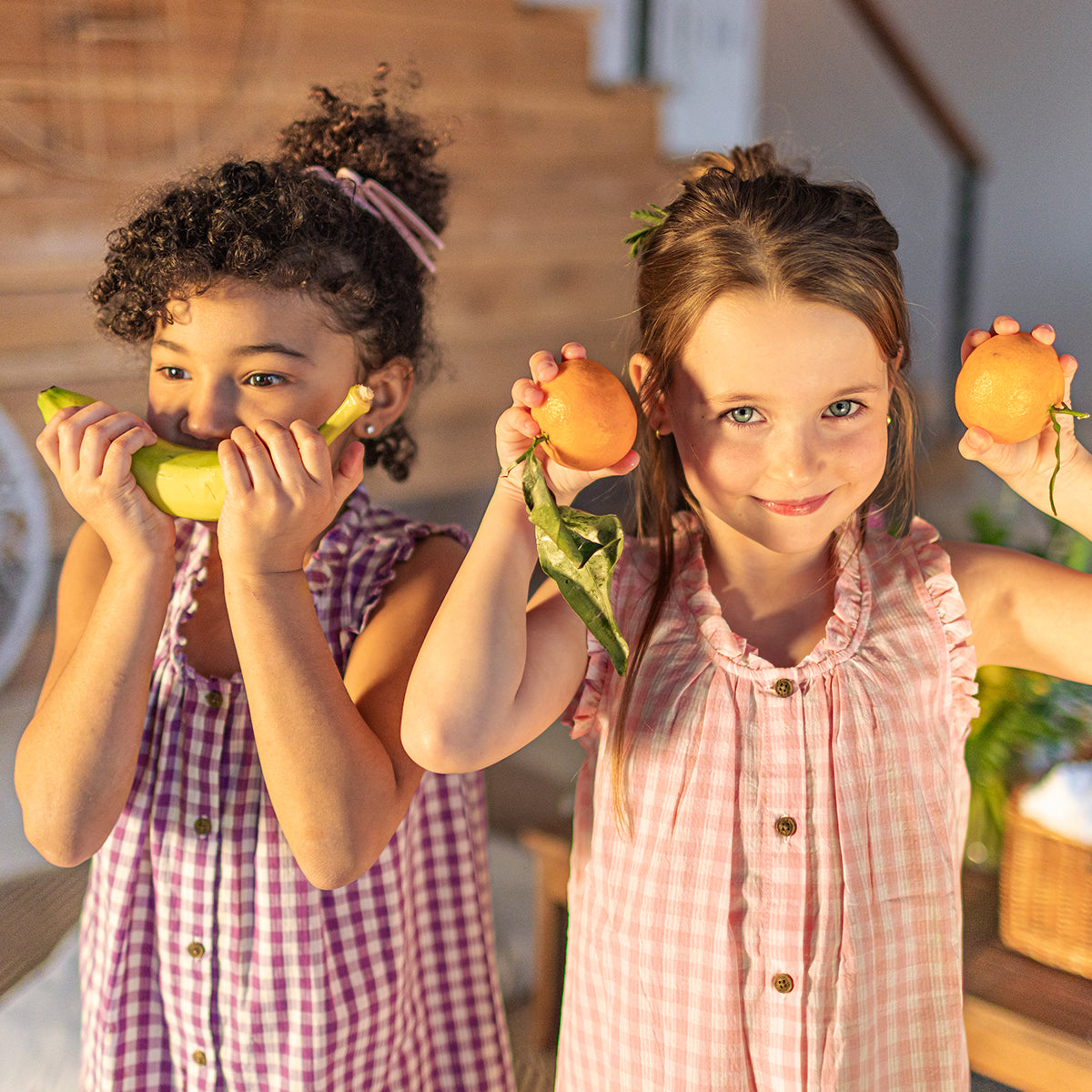 Photo d'un enfant portant la robe à bretelles larges rose et blanche à carreaux en seersucker, enfant