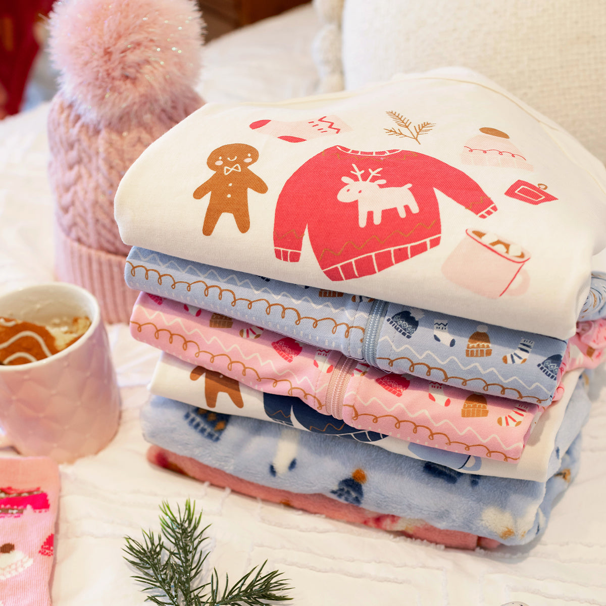 Présentation du pyjama une pièce rose à motif automnal en doux polyester, bébé