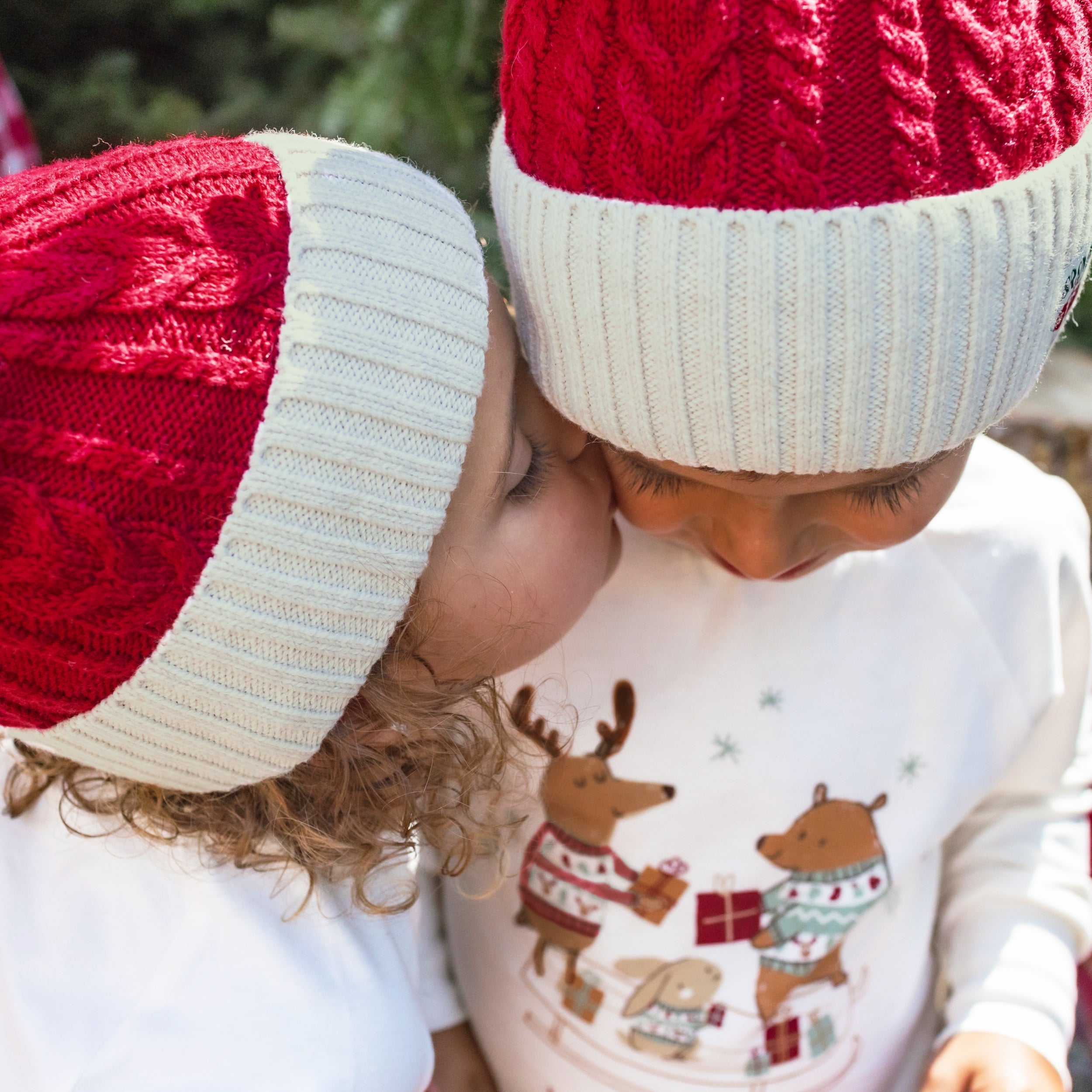 Tuque en tricot rouge et crème avec bois de renne, enfant