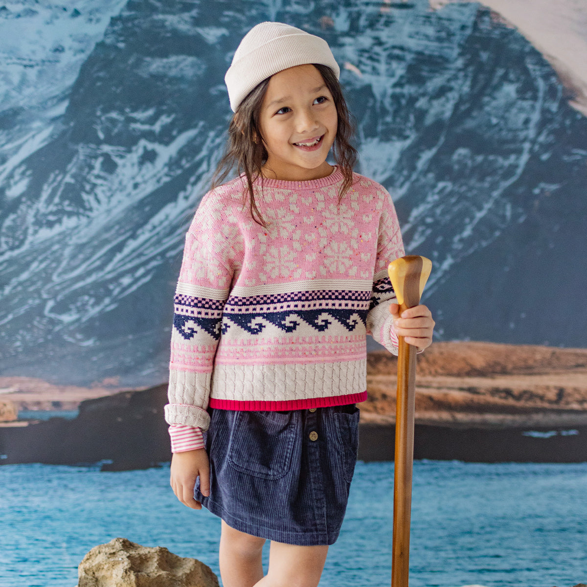 Photo d'un enfant portant la jupe bleu marine en velours côtelé, enfant