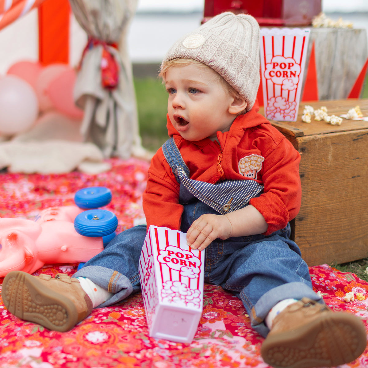 Photo d'un enfant portant la veste à capuchon rouge en coton français, bébé
