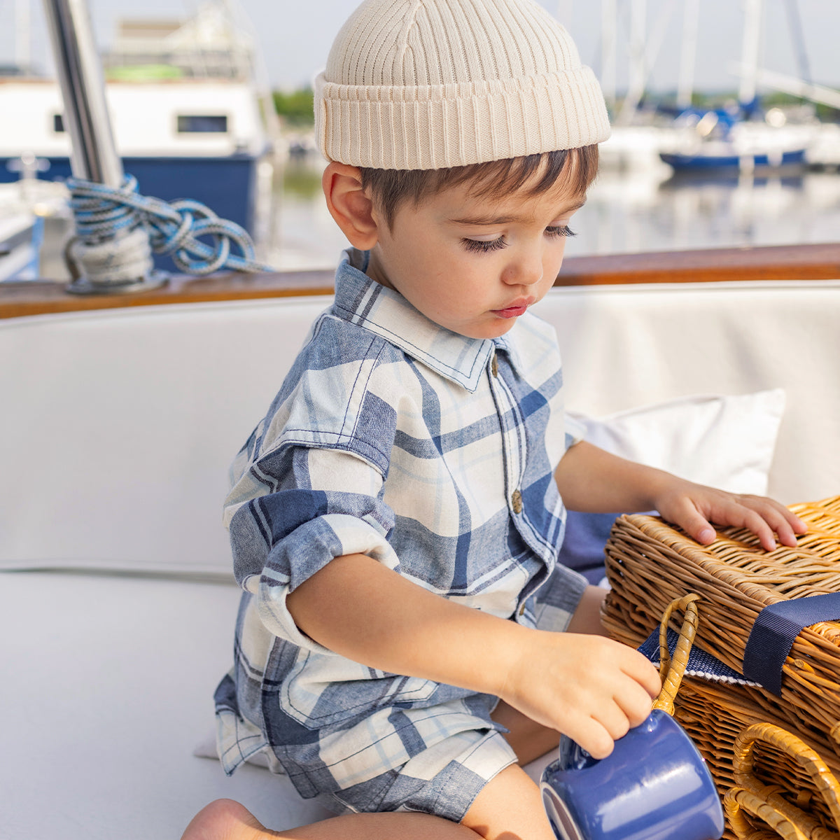 Look du bermuda bleu et crème à carreaux, bébé