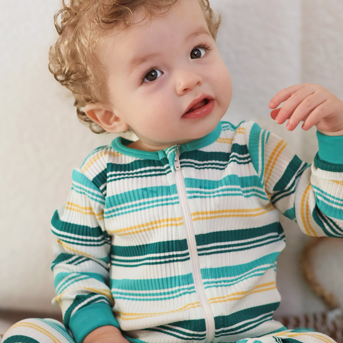 Pyjama une pièce crème à rayures colorées, bébé