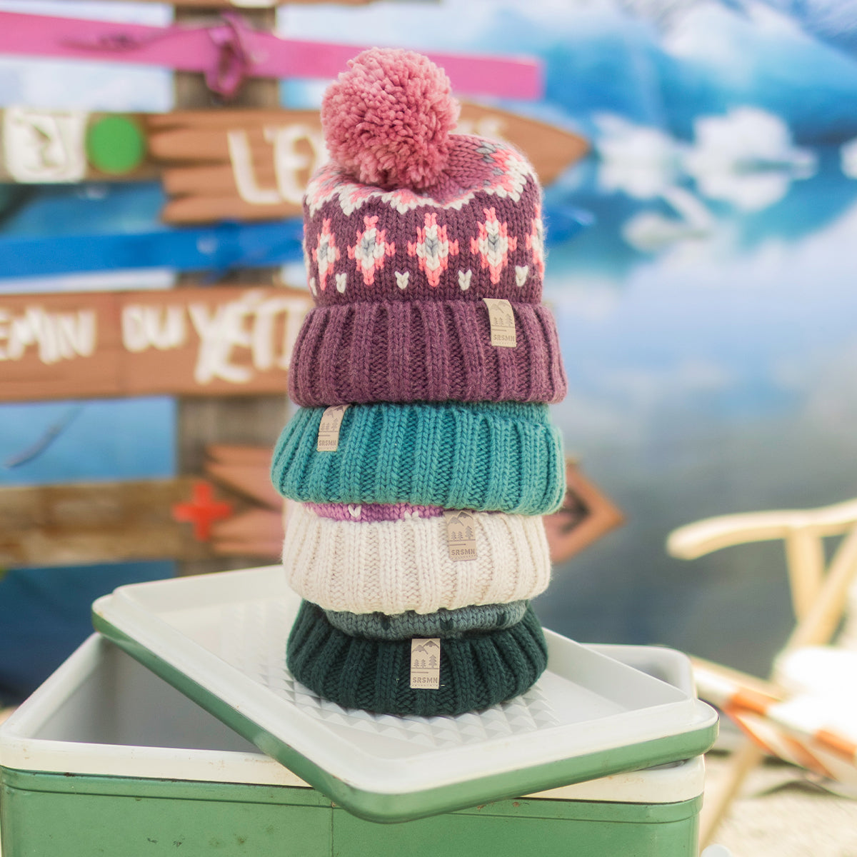 Présentation de la tuque rose et mauve en tricot avec motifs, enfant