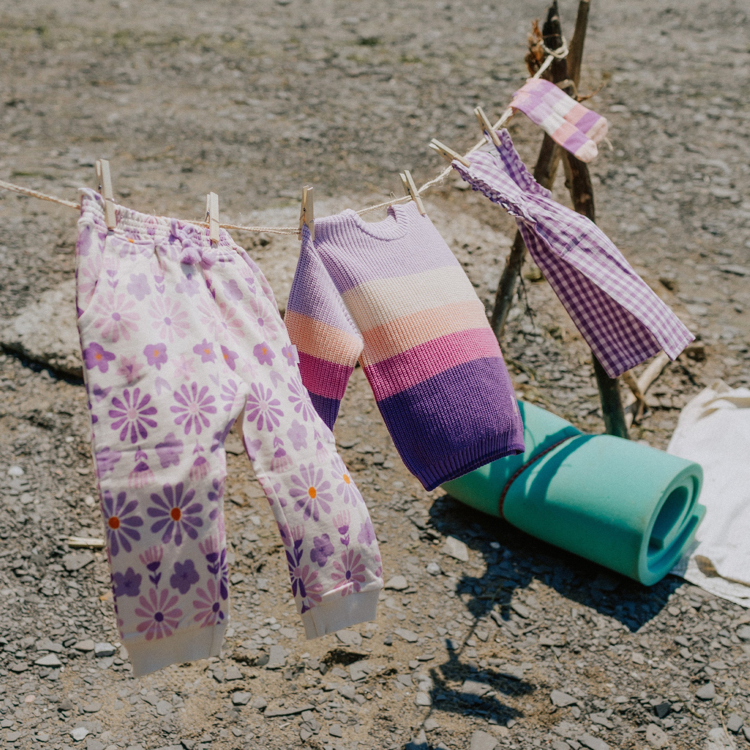 Robe à bretelles larges mauve et blanche à carreaux en seersucker, bébé sur une corde