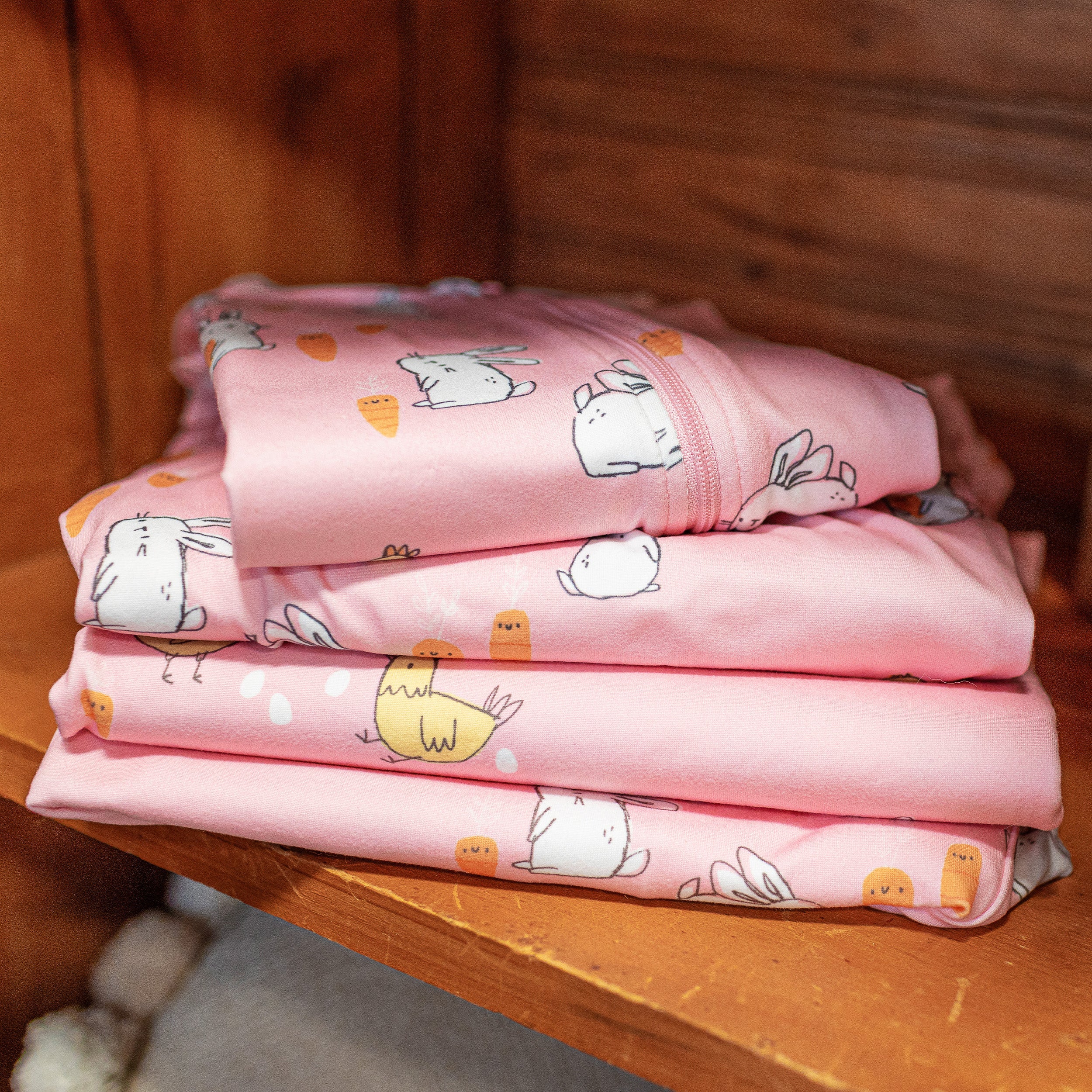 Haut de pyjama rose avec motif de lapins et de poulets, adulte