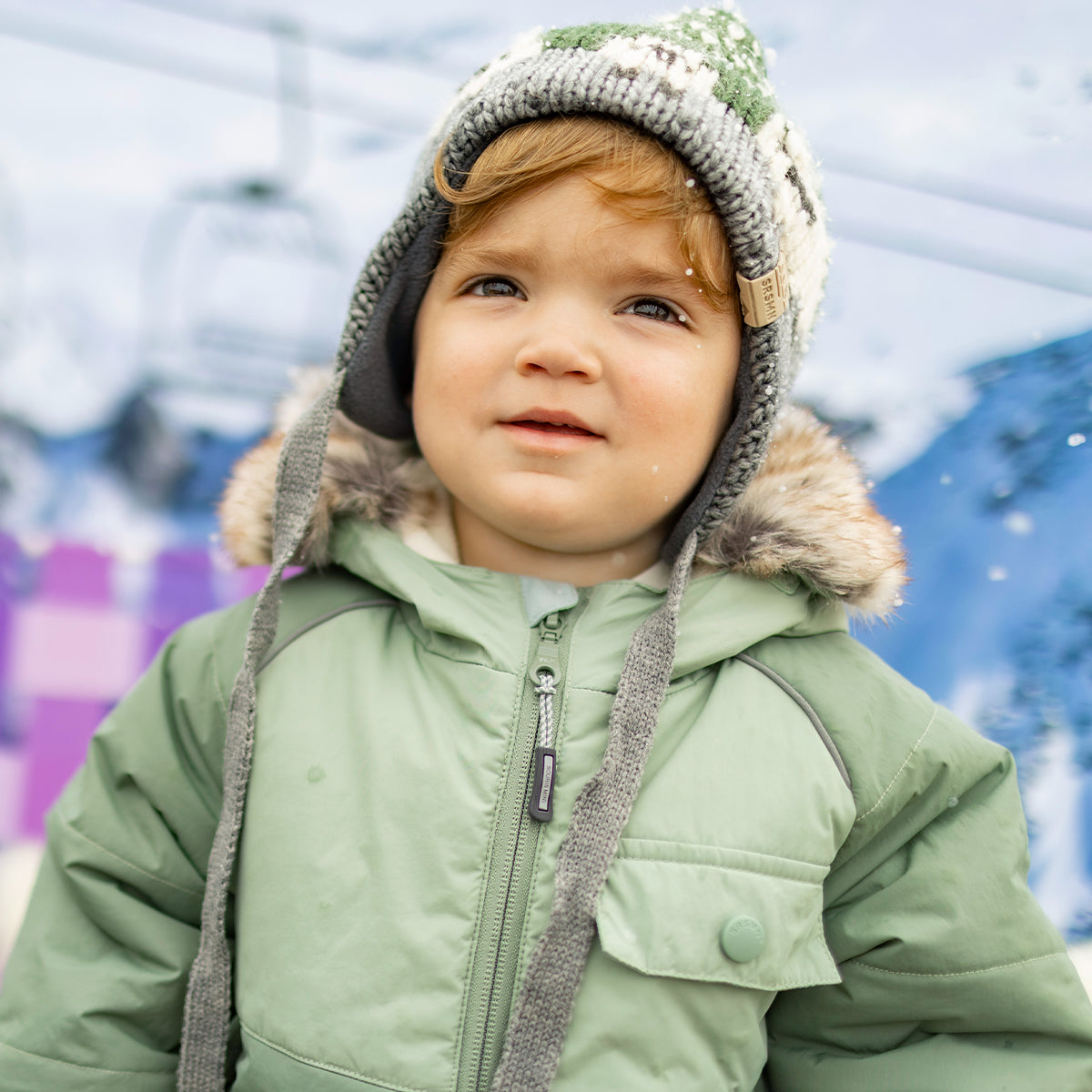 Photo d'un bébé portant l'habit de neige deux pièces vert, bébé