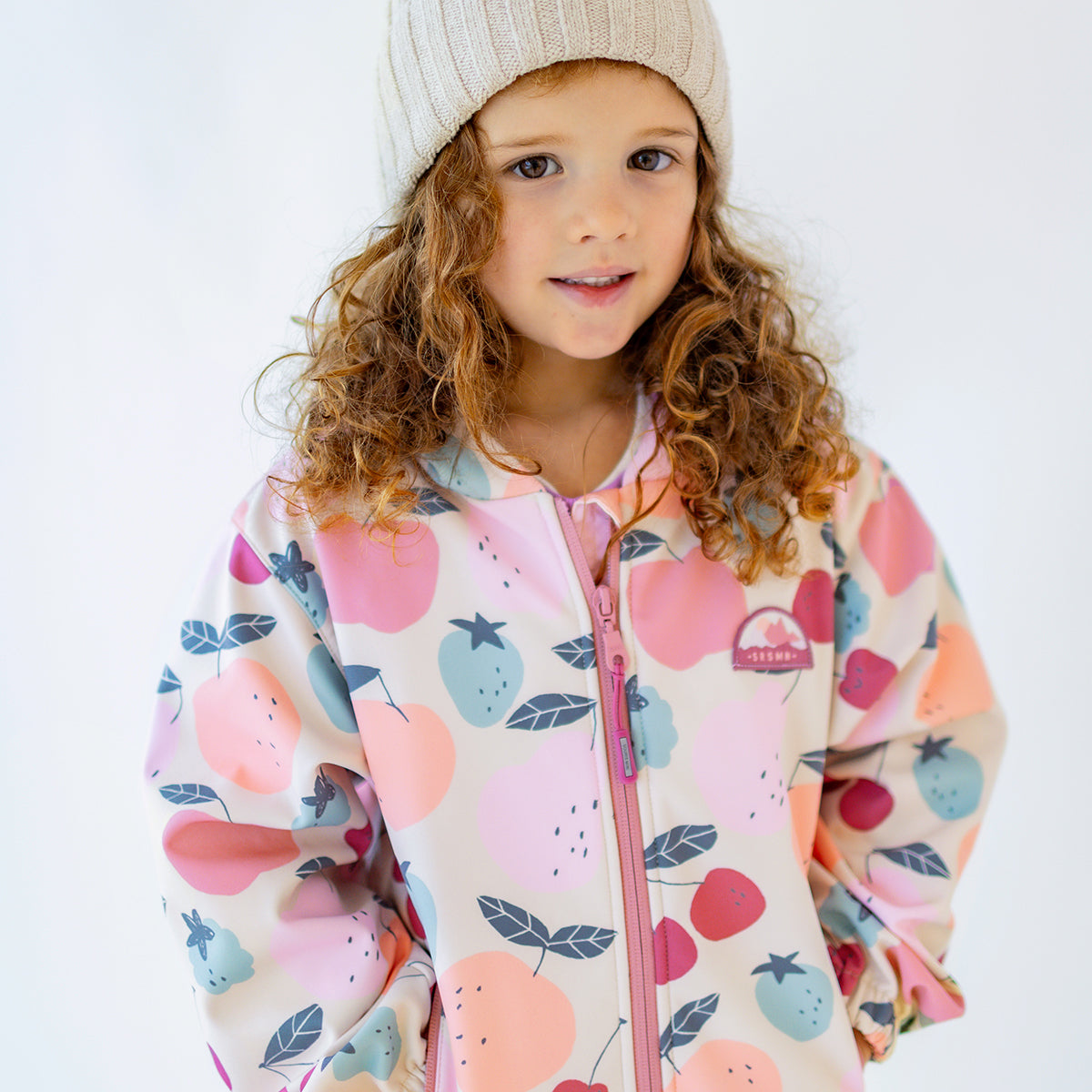 Manteau beige en coquille souple avec motifs de fruits, enfant