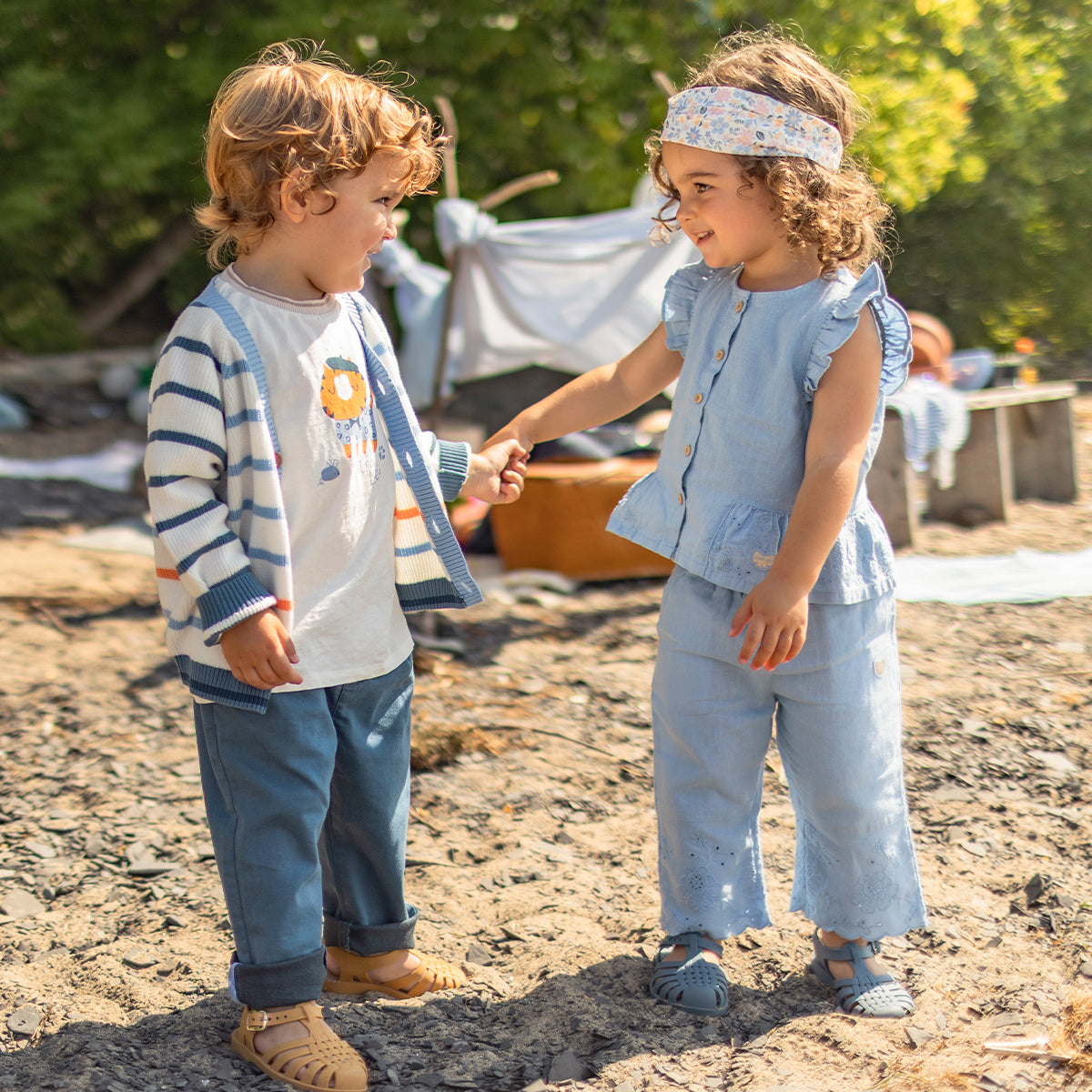 Cardigan blanc en tricot avec rayures bleues, bébé