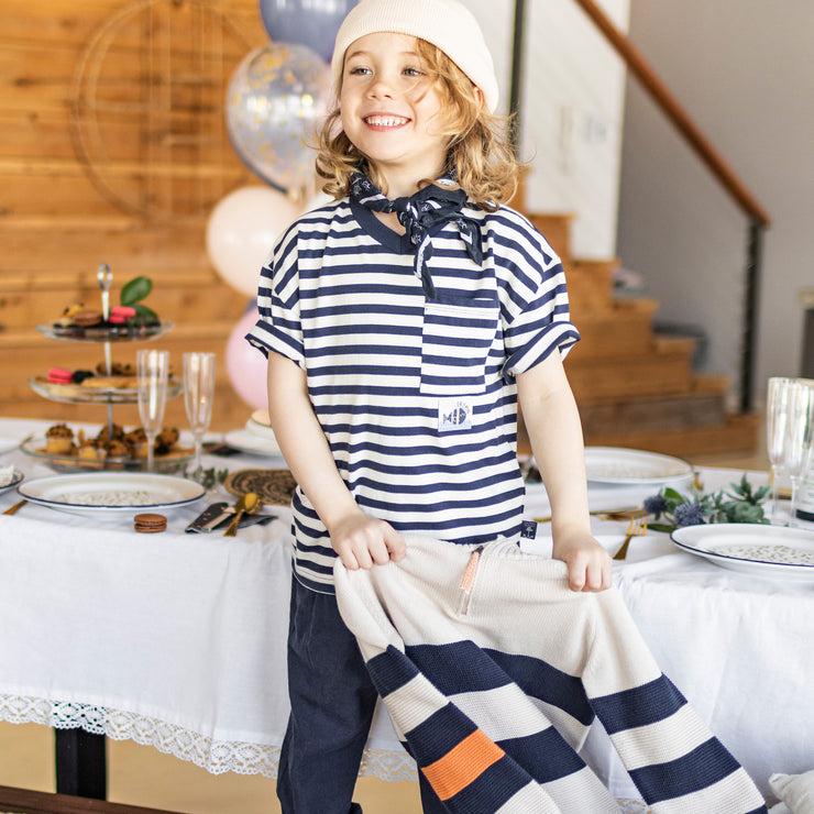 Chandail crème à manches longues coupe décontractée avec rayures marines, enfant || Long sleeves relaxed fit sweater with navy cream and orange stripes, child
